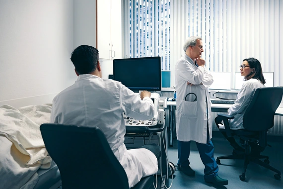Prof. Dr. Ulf Landmesser (center) at the Charité hospital in Berlin, Germany
